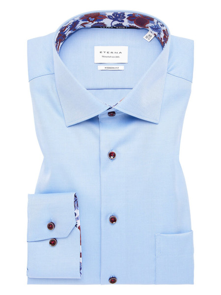 Camisa Eterna MODERN FIT TWILL azul claro con cuello Kent de corte moderno