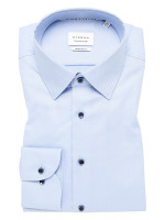 Camisa Eterna MODERN FIT UNI STRETCH azul claro con cuello Kent de corte moderno